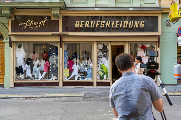 Graf-und-Freys-Geschaefte-mit-Geschichte-Waren-aller-Art-in-Wien-Berufsbekleidung-Schnepf