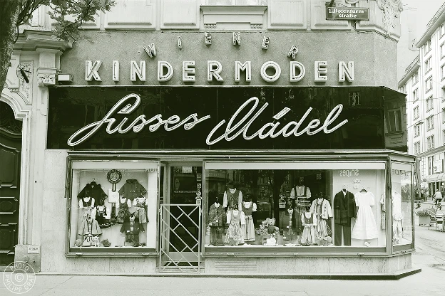Geschaefte mit Geschichte - Waren aller Art in Wien - Suesses Maedel - Foto Philipp Graf